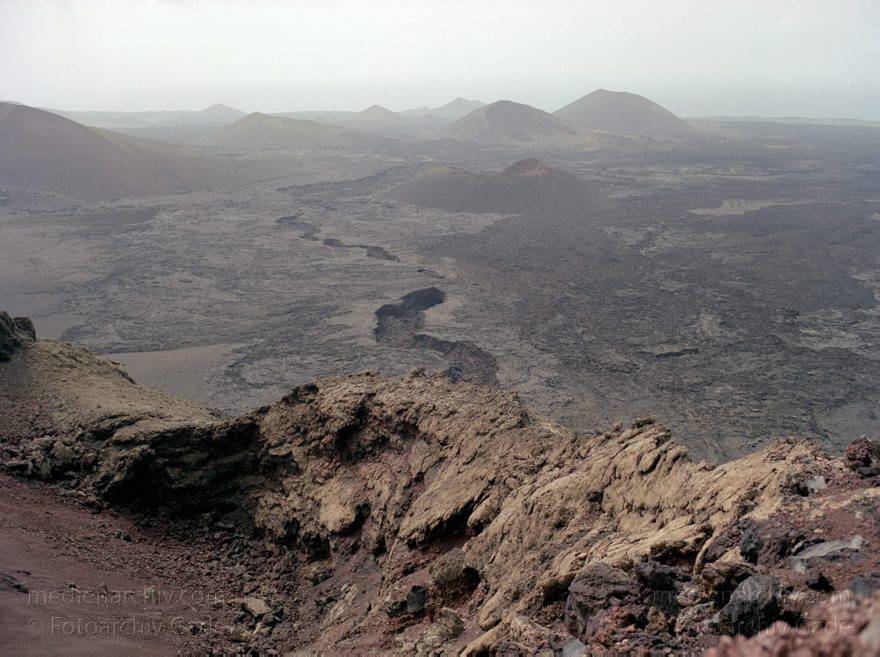 Lanzarote. Spain. Canary Islands. Espana. Islas Canarias.
März 1992. Spanien. Kanarische Inseln. Lanzarote. Feuerberge. Vulkane. Lava. Krater.  - Spain. Canary Islands. - Espana. Islas Canarias. Montañas del Fuego
Schlüsselwörter: 1992;Canary Islands;Espana;Feuerberge;Islas Canarias;Kanarische Inseln;Krater;Lanzarote;Lava;Montañas del Fuego;Spain;Spanien;Vulkane