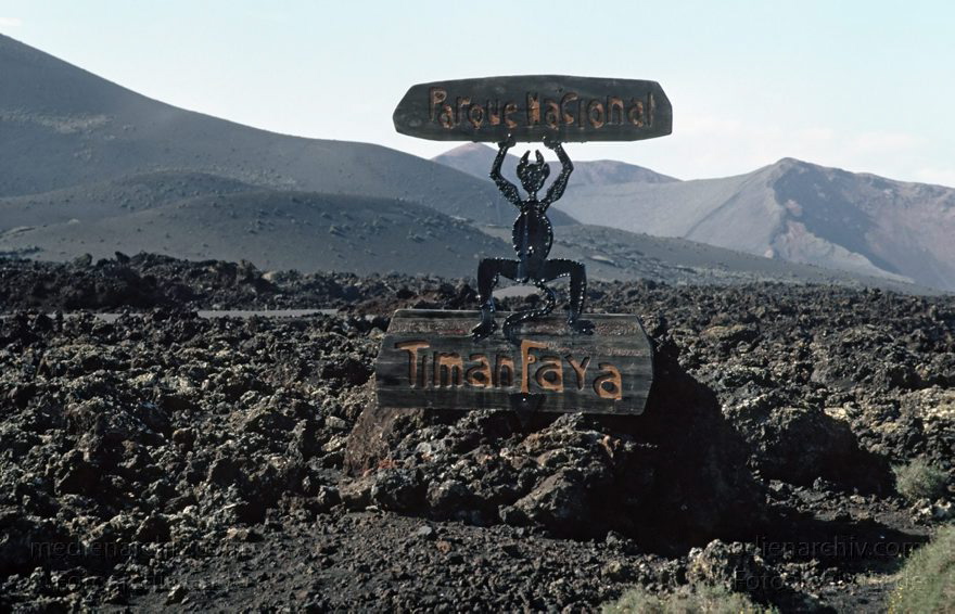 Lanzarote. Feuerberge. Nationalpark Timanfaya - Montañas del Fuego.
November 1993. Lanzarote. Kanarische Inseln. Spanien. Feuerberge - Nationalpark Timanfaya. Vulkane. Lava.   Montañas del Fuego - Parque Nacional de Timanfaya - Spain. Canary Islands. Timanfaya National Park - Espana. Islas Canarias.
Schlüsselwörter: 1993;Canary Islands;Feuerberge;Islas Canarias;Kanarische Inseln;Lanzarote;Lava;Montañas del Fuego;Nationalpark Timanfaya;Parque Nacional de Timanfaya;Spain;Spanien;Vulkane