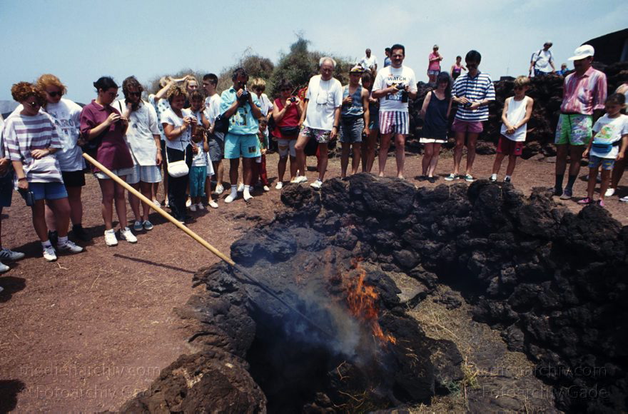 Lanzarote. Feuerberge. Nationalpark Timanfaya - Montañas del Fuego.
Juli 1994. Lanzarote. Kanarische Inseln. Spanien. Feuerberge - Nationalpark Timanfaya. Vulkane. Lava.   Montañas del Fuego - Parque Nacional de Timanfaya - Spain. Canary Islands. Timanfaya National Park - Espana. Islas Canarias.
Schlüsselwörter: 1994;Canary Islands;Feuerberge;Islas Canarias;Kanarische Inseln;Lanzarote;Lava;Montañas del Fuego;Nationalpark Timanfaya;Parque Nacional de Timanfaya;Spain;Spanien;Vulkane