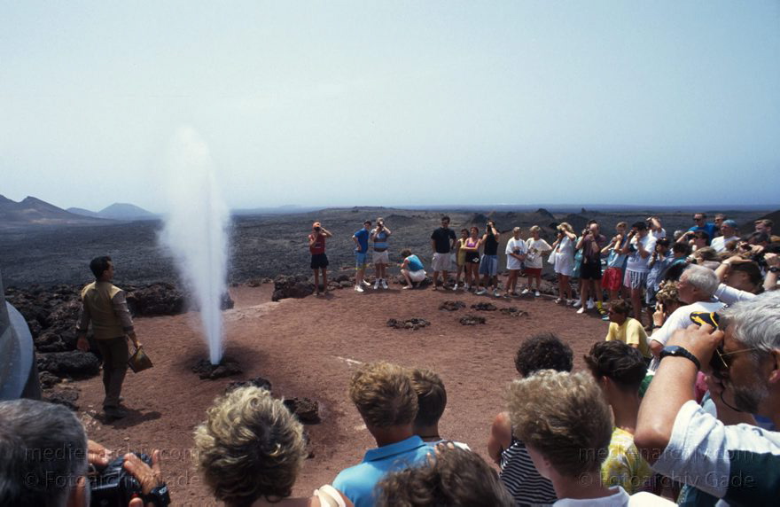 Lanzarote. Feuerberge. Nationalpark Timanfaya - Montañas del Fuego.
Juli 1994. Lanzarote. Kanarische Inseln. Spanien. Feuerberge - Nationalpark Timanfaya. Vulkane. Lava.   Montañas del Fuego - Parque Nacional de Timanfaya - Spain. Canary Islands. Timanfaya National Park - Espana. Islas Canarias.
Schlüsselwörter: 1994;Canary Islands;Feuerberge;Islas Canarias;Kanarische Inseln;Lanzarote;Lava;Montañas del Fuego;Nationalpark Timanfaya;Parque Nacional de Timanfaya;Spain;Spanien;Vulkane