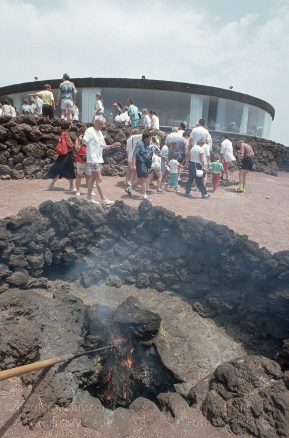 Lanzarote. Feuerberge. Nationalpark Timanfaya - Montañas del Fuego.
Juli 1994. Lanzarote. Kanarische Inseln. Spanien. Feuerberge - Nationalpark Timanfaya. Vulkane. Lava.   Montañas del Fuego - Parque Nacional de Timanfaya - Spain. Canary Islands. Timanfaya National Park - Espana. Islas Canarias.
Schlüsselwörter: 1994;Canary Islands;Feuerberge;Islas Canarias;Kanarische Inseln;Lanzarote;Lava;Montañas del Fuego;Nationalpark Timanfaya;Parque Nacional de Timanfaya;Spain;Spanien;Vulkane