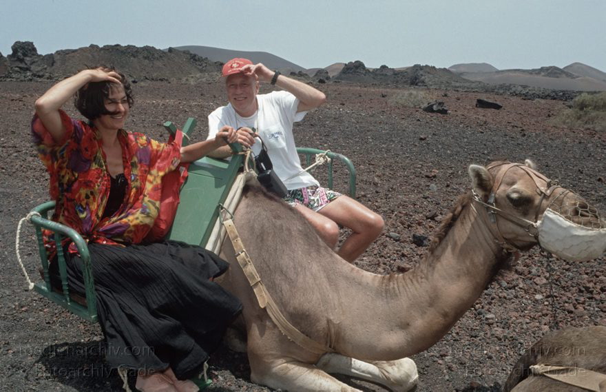 Lanzarote. Feuerberge. Montanas del Fuego. Dromedarkarawane
Juli 1994. Lanzarote. Kanarische Inseln. Spanien. Feuerberge - Nationalpark Timanfaya. Vulkane. Lava.  Einige Bereiche der Montanas del Fuego sind nur mit Dromedarkarawanen zugänglich. Montañas del Fuego - Parque Nacional de Timanfaya - Spain. Canary Islands. Timanfaya National Park - Espana. Islas Canarias.
Schlüsselwörter: 1994;Canary Islands;Dromedare;Feuerberge;Islas Canarias;Kamele;Kanarische Inseln;Lanzarote;Lava;Montañas del Fuego;Nationalpark Timanfaya;Parque Nacional de Timanfaya;Spain;Spanien;Vulkane