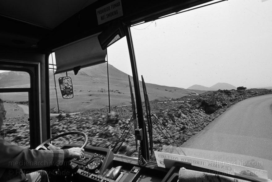 Lanzarote. Feuerberge. Fahrt im Bus
Juli 1994. Lanzarote. Kanarische Inseln. Spanien. Feuerberge - Nationalpark Timanfaya. Vulkane. Lava.  Fahrt im Bus. Montañas del Fuego - Parque Nacional de Timanfaya - Spain. CanaryIslands. Timanfaya National Park - Espana. Islas Canarias.
Schlüsselwörter: 1994;Bus;Canary Islands;Dromedare;Feuerberge;Islas Canarias;Kamele;Kanarische Inseln;Lanzarote;Lava;Montañas del Fuego;Nationalpark Timanfaya;Parque Nacional de Timanfaya;Spain;Spanien;Vulkane