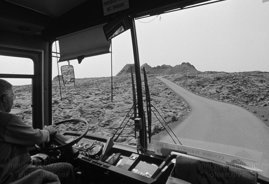 Lanzarote. Feuerberge. Fahrt im Bus
Juli 1994. Lanzarote. Kanarische Inseln. Spanien. Feuerberge - Nationalpark Timanfaya. Vulkane. Lava.  Fahrt im Bus. Montañas del Fuego - Parque Nacional de Timanfaya - Spain. CanaryIslands. Timanfaya National Park - Espana. Islas Canarias.
Schlüsselwörter: 1994;Bus;Canary Islands;Dromedare;Feuerberge;Islas Canarias;Kamele;Kanarische Inseln;Lanzarote;Lava;Montañas del Fuego;Nationalpark Timanfaya;Parque Nacional de Timanfaya;Spain;Spanien;Vulkane
