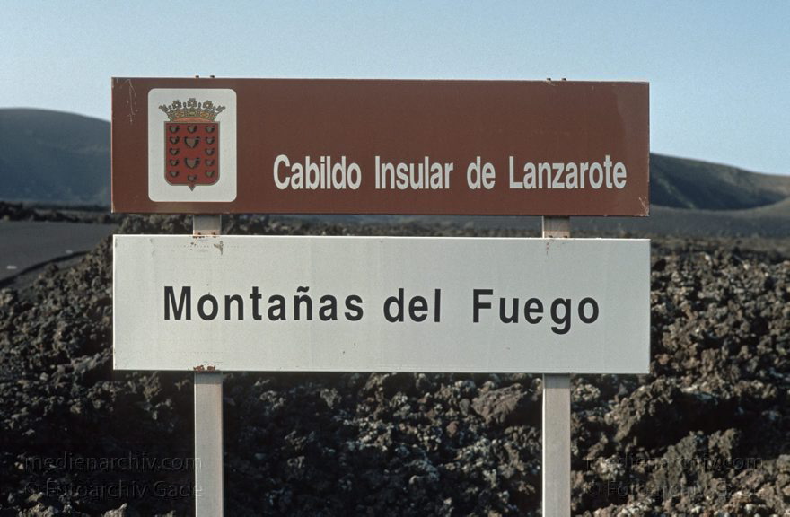 Lanzarote. Feuerberge. Nationalpark Timanfaya - Montañas del Fuego.
November 1994. Lanzarote. Kanarische Inseln. Spanien. Feuerberge - Nationalpark Timanfaya. Vulkane. Lava.
Schlüsselwörter: 1994;Canary Islands;Feuerberge;Islas Canarias;Kanarische Inseln;Lanzarote;Lava;Montañas del Fuego;Nationalpark Timanfaya;Parque Nacional de Timanfaya;Spain;Spanien;Vulkane