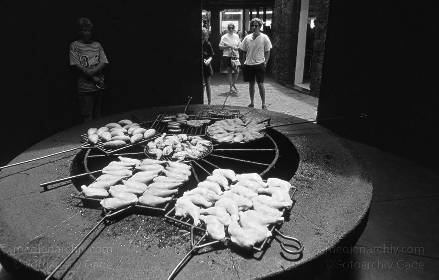 Lanzarote. Feuerberge. Restaurant. Grill über Vulkanhitze
November 1994. Lanzarote. Kanarische Inseln. Spanien. Feuerberge. Nationalpark Timanfaya - Montañas del Fuego. Restaurant. Grill über Vulkanhitze
Schlüsselwörter: 1994;Canary Islands;Feuerberge;Grill;Islas Canarias;Kanarische Inseln;Lanzarote;Lava;Montañas del Fuego;Nationalpark Timanfaya;Parque Nacional de Timanfaya;Restaurant;Spain;Spanien;Vulkane