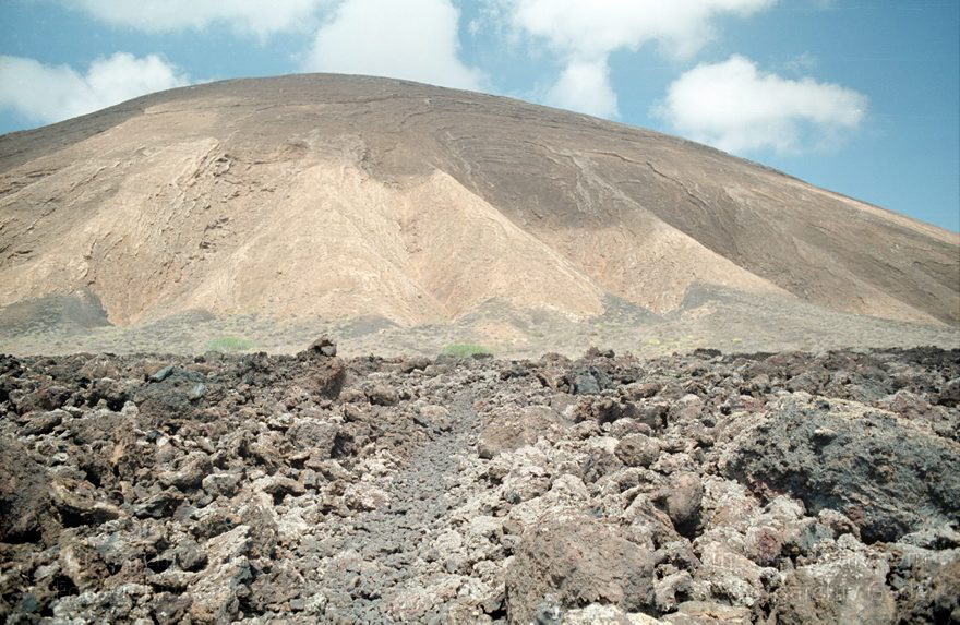 Lanzarote. Feuerberge. Nationalpark Timanfaya - Montañas del Fuego
April 1995. Lanzarote. Kanarische Inseln. Spanien. Feuerberge - Nationalpark Timanfaya. Vulkane. Lava.  Montañas del Fuego - Parque Nacional de Timanfaya - Spain. Canary Islands. Timanfaya National Park - Espana. Islas Canarias.
Schlüsselwörter: 1995;Canary Islands;Feuerberge;Islas Canarias;Kanarische Inseln;Lanzarote;Lava;Montañas del Fuego;Nationalpark Timanfaya;Parque Nacional de Timanfaya;Spain;Spanien;Vulkane