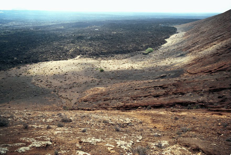 Lanzarote. Feuerberge. Nationalpark Timanfaya - Montañas del Fuego
April 1995. Lanzarote. Kanarische Inseln. Spanien. Feuerberge - Nationalpark Timanfaya. Vulkane. Lava.  Montañas del Fuego - Parque Nacional de Timanfaya - Spain. Canary Islands. Timanfaya National Park - Espana. Islas Canarias.
Schlüsselwörter: 1995;Canary Islands;Feuerberge;Islas Canarias;Kanarische Inseln;Lanzarote;Lava;Montañas del Fuego;Nationalpark Timanfaya;Parque Nacional de Timanfaya;Spain;Spanien;Vulkane