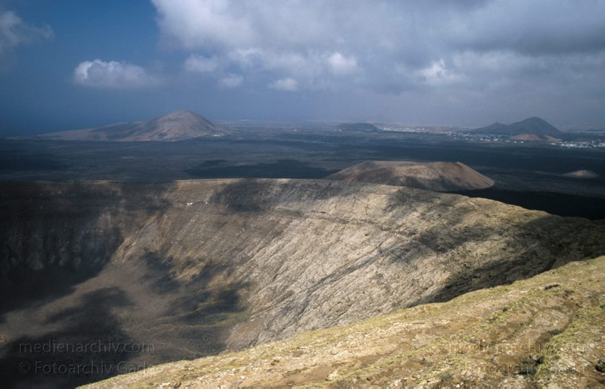 Lanzarote. Feuerberge. Nationalpark Timanfaya - Montañas del Fuego
April 1995. Lanzarote. Kanarische Inseln. Spanien. Feuerberge - Nationalpark Timanfaya. Vulkane. Lava.  Montañas del Fuego - Parque Nacional de Timanfaya - Spain. Canary Islands. Timanfaya National Park - Espana. Islas Canarias.
Schlüsselwörter: 1995;Canary Islands;Feuerberge;Islas Canarias;Kanarische Inseln;Lanzarote;Lava;Montañas del Fuego;Nationalpark Timanfaya;Parque Nacional de Timanfaya;Spain;Spanien;Vulkane
