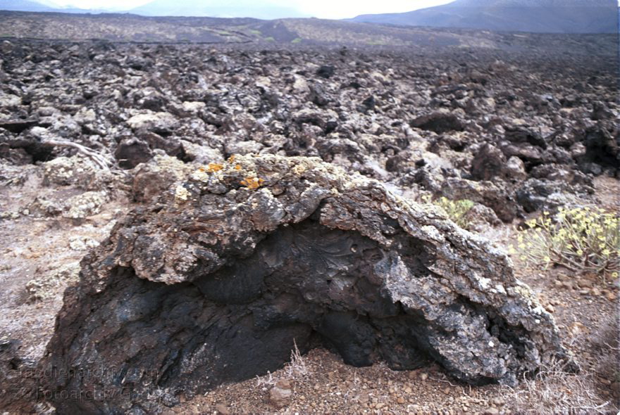 Lanzarote. Feuerberge. Nationalpark Timanfaya - Montañas del Fuego
April 1995. Lanzarote. Kanarische Inseln. Spanien. Feuerberge - Nationalpark Timanfaya. Vulkane. Lava.  Montañas del Fuego - Parque Nacional de Timanfaya - Spain. Canary Islands. Timanfaya National Park - Espana. Islas Canarias.
Schlüsselwörter: 1995;Canary Islands;Feuerberge;Islas Canarias;Kanarische Inseln;Lanzarote;Lava;Montañas del Fuego;Nationalpark Timanfaya;Parque Nacional de Timanfaya;Spain;Spanien;Vulkane
