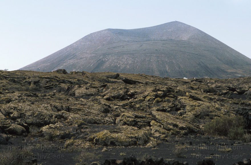 Lanzarote. Feuerberge. Nationalpark Timanfaya - Montañas del Fuego
April 1995. Lanzarote. Kanarische Inseln. Spanien. Feuerberge - Nationalpark Timanfaya. Vulkane. Lava.  Montañas del Fuego - Parque Nacional de Timanfaya - Spain. Canary Islands. Timanfaya National Park - Espana. Islas Canarias.
Schlüsselwörter: 1995;Canary Islands;Feuerberge;Islas Canarias;Kanarische Inseln;Lanzarote;Lava;Montañas del Fuego;Nationalpark Timanfaya;Parque Nacional de Timanfaya;Spain;Spanien;Vulkane