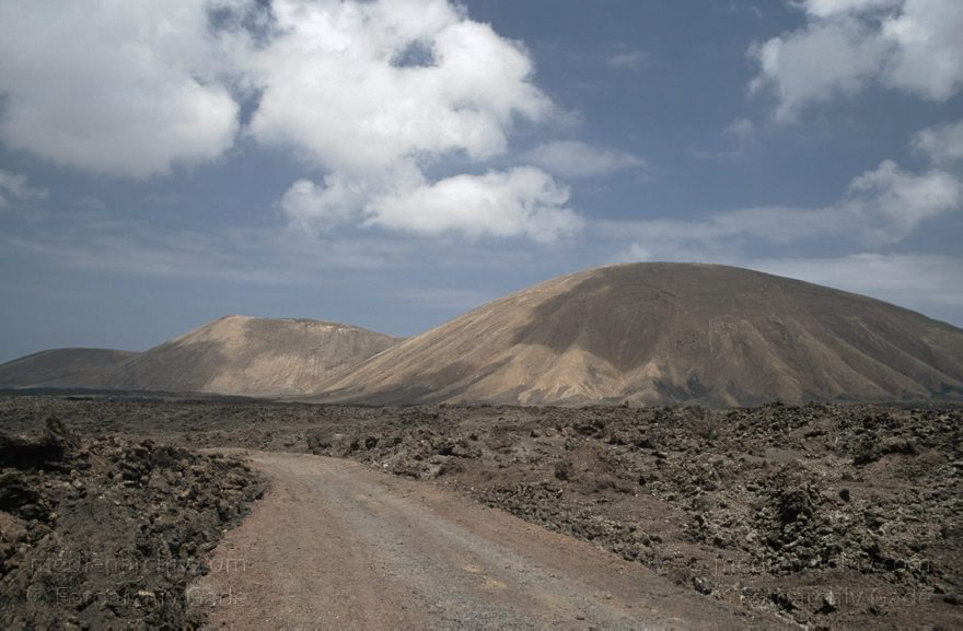 Lanzarote. Feuerberge. Nationalpark Timanfaya - Montañas del Fuego
April 1995. Lanzarote. Kanarische Inseln. Spanien. Feuerberge - Nationalpark Timanfaya. Vulkane. Lava.  Montañas del Fuego - Parque Nacional de Timanfaya - Spain. Canary Islands. Timanfaya National Park - Espana. Islas Canarias.
Schlüsselwörter: 1995;Canary Islands;Feuerberge;Islas Canarias;Kanarische Inseln;Lanzarote;Lava;Montañas del Fuego;Nationalpark Timanfaya;Parque Nacional de Timanfaya;Spain;Spanien;Vulkane