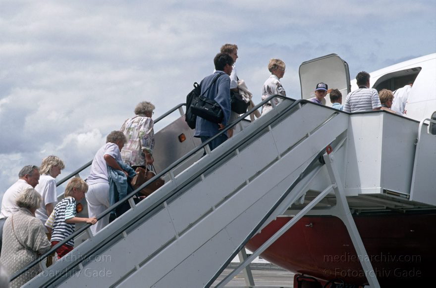 Lanzarote. Flughafen Arrecife. Flugzeuge. Airport
April 1995. Spanien. Kanarische Inseln. Lanzarote. Flughafen Arrecife. Flugzeuge. Airport
Schlüsselwörter: 1995;Airport;Arrecife;canarias;Canary Islands;Flugzeuge;Flugzplatz;Kanarische Inseln;Lanzarote;Spain;Spanien