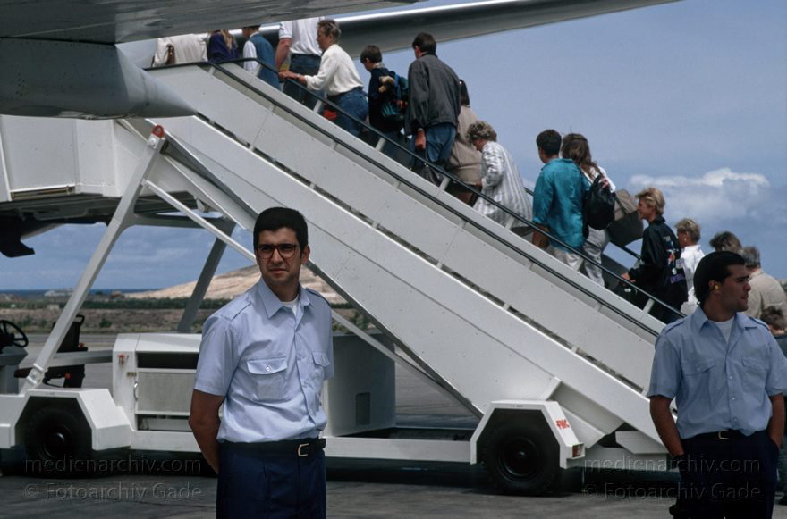 Lanzarote. Flughafen Arrecife. Flugzeuge. Airport
April 1995. Spanien. Kanarische Inseln. Lanzarote. Flughafen Arrecife. Flugzeuge. Airport
Schlüsselwörter: 1995;Airport;Arrecife;canarias;Canary Islands;Flugzeuge;Flugzplatz;Kanarische Inseln;Lanzarote;Spain;Spanien