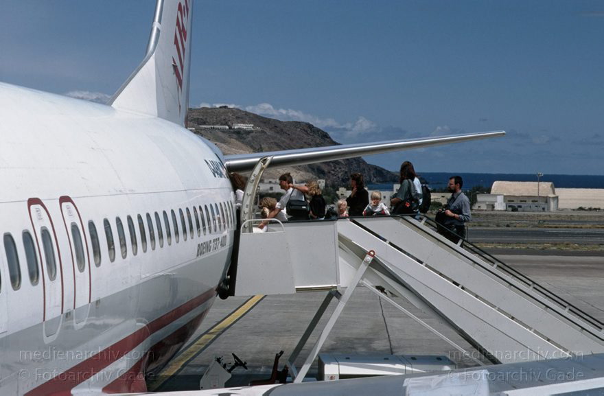 Lanzarote. Flughafen Arrecife. Flugzeuge. Airport
April 1995. Spanien. Kanarische Inseln. Lanzarote. Flughafen Arrecife. Flugzeuge. Airport
Schlüsselwörter: 1995;Airport;Arrecife;canarias;Canary Islands;Flugzeuge;Flugzplatz;Kanarische Inseln;Lanzarote;Spain;Spanien