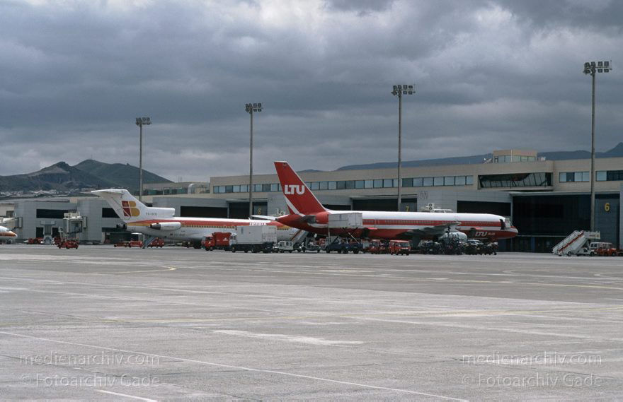 Lanzarote. Flughafen Arrecife. Flugzeuge. Airport
April 1995. Spanien. Kanarische Inseln. Lanzarote. Flughafen Arrecife. Flugzeuge. Airport
Schlüsselwörter: 1995;Airport;Arrecife;canarias;Canary Islands;Flugzeuge;Flugzplatz;Kanarische Inseln;Lanzarote;Spain;Spanien