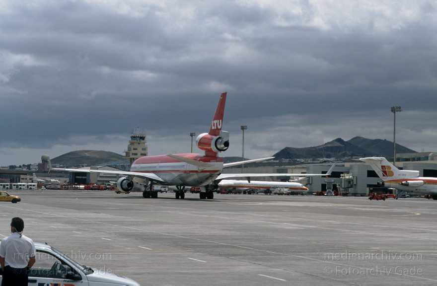 Lanzarote. Flughafen Arrecife. Flugzeuge. Airport
April 1995. Spanien. Kanarische Inseln. Lanzarote. Flughafen Arrecife. Flugzeuge. Airport
Schlüsselwörter: 1995;Airport;Arrecife;canarias;Canary Islands;Flugzeuge;Flugzplatz;Kanarische Inseln;Lanzarote;Spain;Spanien