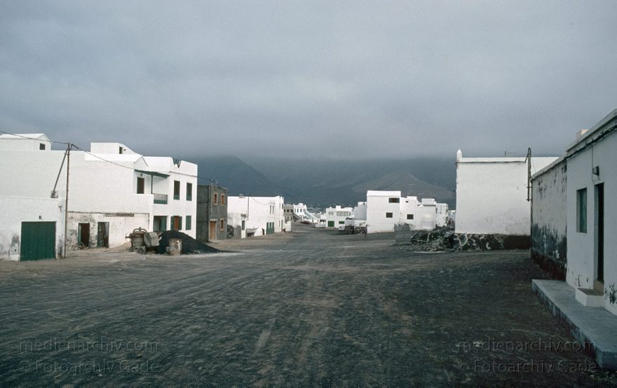 Lanzarote. Famara. La Caleta. Fischerdorf
1991. Spanien. Kanarische Inseln. Lanzarote. Famara. La Caleta. Fischerdorf
Schlüsselwörter: 1991;Canary Islands;Espana;Famara;Islas Canarias;Kanarische Inseln;La Caleta;Lanzarote;Spain;Spanien