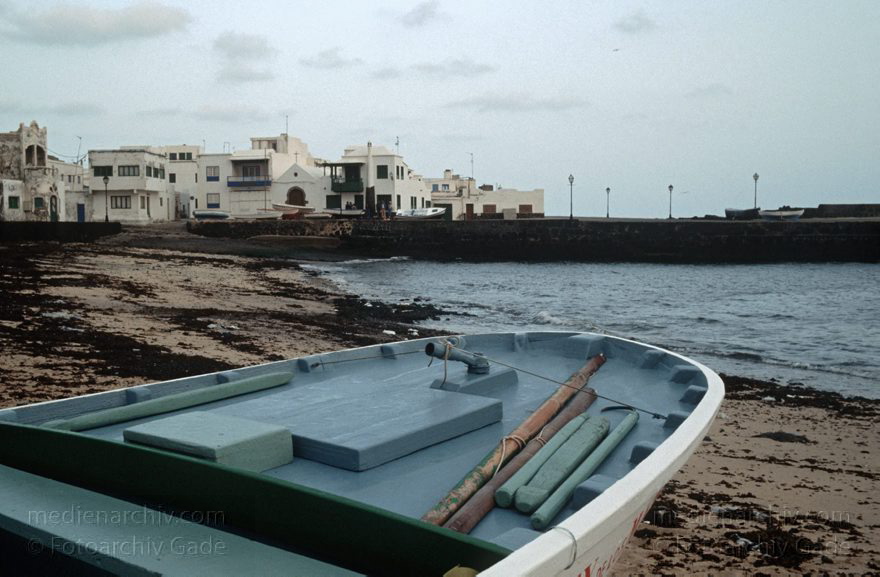 Lanzarote. Famara. La Caleta
Juli 1992. Spanien. Kanarische Inseln. Lanzarote. Famara. La Caleta. Fischerboot am Hafen
Schlüsselwörter: 1992;Boote;Canary Islands;Espana;Famara;Hafen;Islas Canarias;Kanarische Inseln;La Caleta;Lanzarote;Spain;Spanien