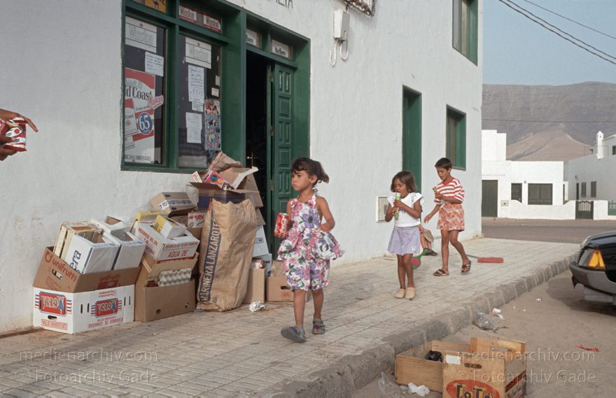 Lanzarote. Famara. La Caleta. Kinder
Juli 1994. Spanien. Kanarische Inseln. Lanzarote. Famara. La Caleta. Kinder
Schlüsselwörter: 1994;Canary Islands;Espana;Famara;Islas Canarias;Kanarische Inseln;Kinder;La Caleta;Lanzarote;Spain;Spanien