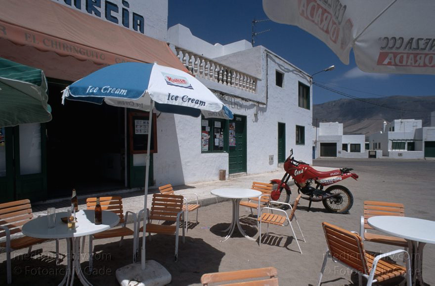 Lanzarote. Famara. La Caleta
Juli 1994. Spanien. Kanarische Inseln. Lanzarote. Famara. La Caleta
Schlüsselwörter: 1994;Canary Islands;Espana;Famara;Islas Canarias;Kanarische Inseln;La Caleta;Lanzarote;Spain;Spanien