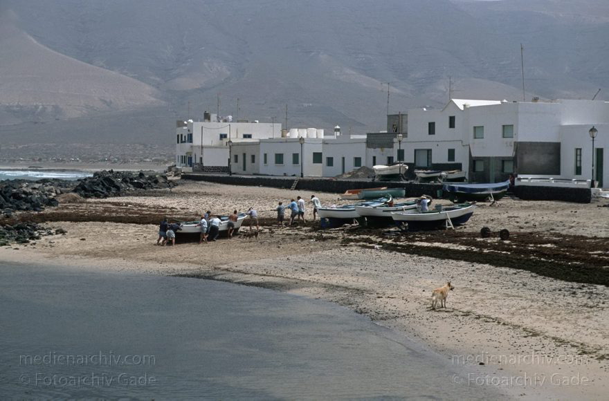 Lanzarote. Famara. La Caleta. Fischerdorf. Fischer mit Booten
April 1995. Spanien. Kanarische Inseln. Lanzarote. Famara. La Caleta. Fischerdorf. Fischer mit Booten am Strand
Schlüsselwörter: 1995;Canary Islands;Espana;Famara;Islas Canarias;Kanarische Inseln;La Caleta;Lanzarote;Spain;Spanien