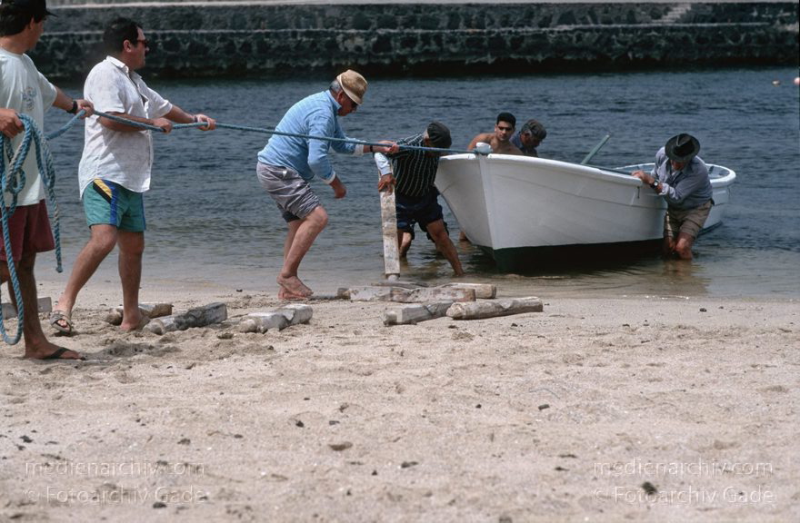 Lanzarote. Famara. La Caleta. Fischerdorf. Fischer mit Booten
April 1995. Spanien. Kanarische Inseln. Lanzarote. Famara. La Caleta. Fischerdorf. Fischer mit Booten am Strand
Schlüsselwörter: 1995;Canary Islands;Espana;Famara;Islas Canarias;Kanarische Inseln;La Caleta;Lanzarote;Spain;Spanien