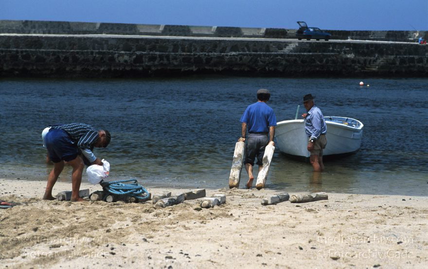 Lanzarote. Famara. La Caleta. Fischerdorf. Fischer mit Booten
April 1995. Spanien. Kanarische Inseln. Lanzarote. Famara. La Caleta. Fischerdorf. Fischer mit Booten am Strand
Schlüsselwörter: 1995;Canary Islands;Espana;Famara;Islas Canarias;Kanarische Inseln;La Caleta;Lanzarote;Spain;Spanien