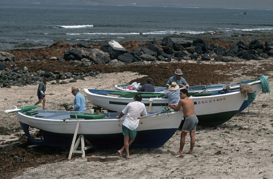 Lanzarote. Famara. La Caleta. Fischerdorf. Fischer mit Booten
April 1995. Spanien. Kanarische Inseln. Lanzarote. Famara. La Caleta. Fischerdorf. Fischer mit Booten am Strand
Schlüsselwörter: 1995;Canary Islands;Espana;Famara;Islas Canarias;Kanarische Inseln;La Caleta;Lanzarote;Spain;Spanien