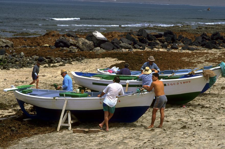 Lanzarote. Famara. La Caleta. Fischerdorf. Fischer mit Booten
April 1995. Spanien. Kanarische Inseln. Lanzarote. Famara. La Caleta. Fischerdorf. Fischer mit Booten am Strand
Schlüsselwörter: 1995;Canary Islands;Espana;Famara;Islas Canarias;Kanarische Inseln;La Caleta;Lanzarote;Spain;Spanien