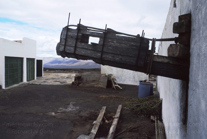 November 1995. Spanien. Kanarische Inseln. Lanzarote. Weinabaugebiet La Geria. Traubenpresse.
Schlüsselwörter: 1995;Kanarische Inseln;La Geria;Lanzarote;Lava;Spanien;Traubenpresse;Weinanbau;Weinpresse;Weinreben