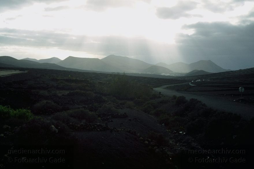 Spanien, Kanarische Inseln, Lanzarote, November 1995, Wolkenstimmung über dem Weinanbaugebiet La Geria.
Schlüsselwörter: Kanarische Inseln;La Geria;Lanzarote;Spanien;Wolkenstimmung