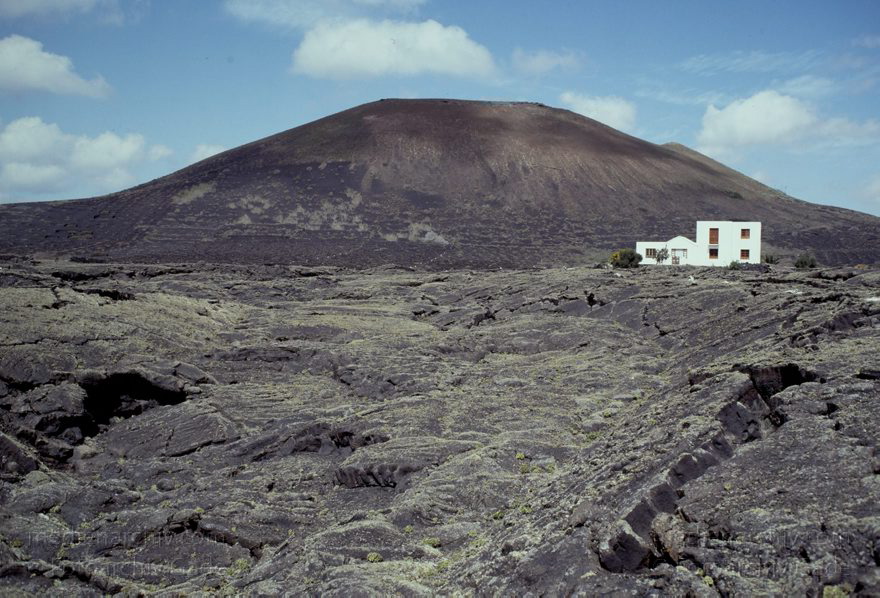 Lanzarote - Spain. Canary Islands.
Februar 1992. Spanien. Kanarische Inseln. Lanzarote - La Geria. Weinanbaugebiet auf Lavagrund.  Spain. Canary Islands. Finca im Lavageröll.
Schlüsselwörter: 1992;El Grifo;Kanarische Inseln;La Geria;Landwirtschaft;Lanzarote;Lava;Weinanbaugebiet