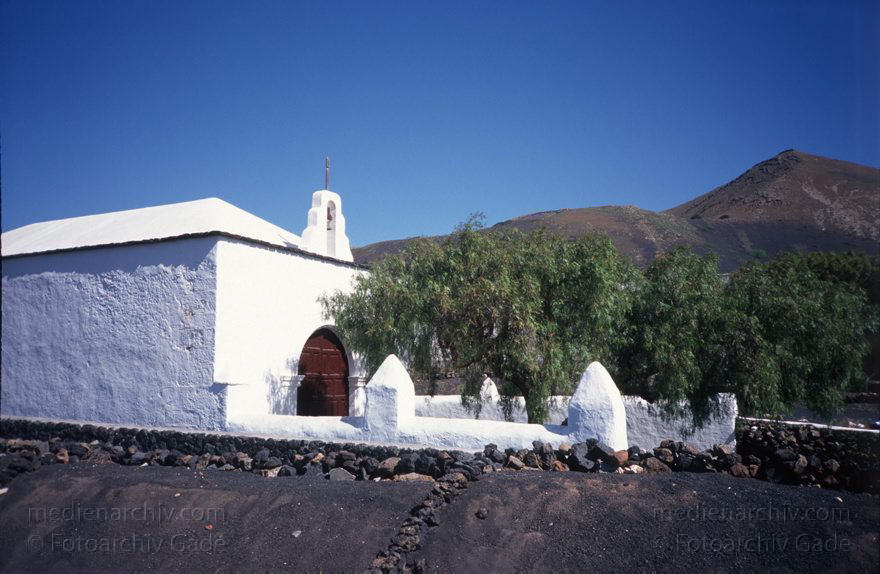 Lanzarote.  La Geria Weinanbaugebiet. Kapelle
März 1998. Spanien. Kanarische Inseln. Lanzarote.  La Geria Weinanbaugebiet. Kirche. Kapelle - Spain. Canary Islands - España. Islas Canarias
Schlüsselwörter: 1993;Canary Islands;España;Islas Canarias;Kanarische Inseln;Kapelle;Kirche;La Geria;Lanzarote;Spain;Spanien;Weinbaugebiet