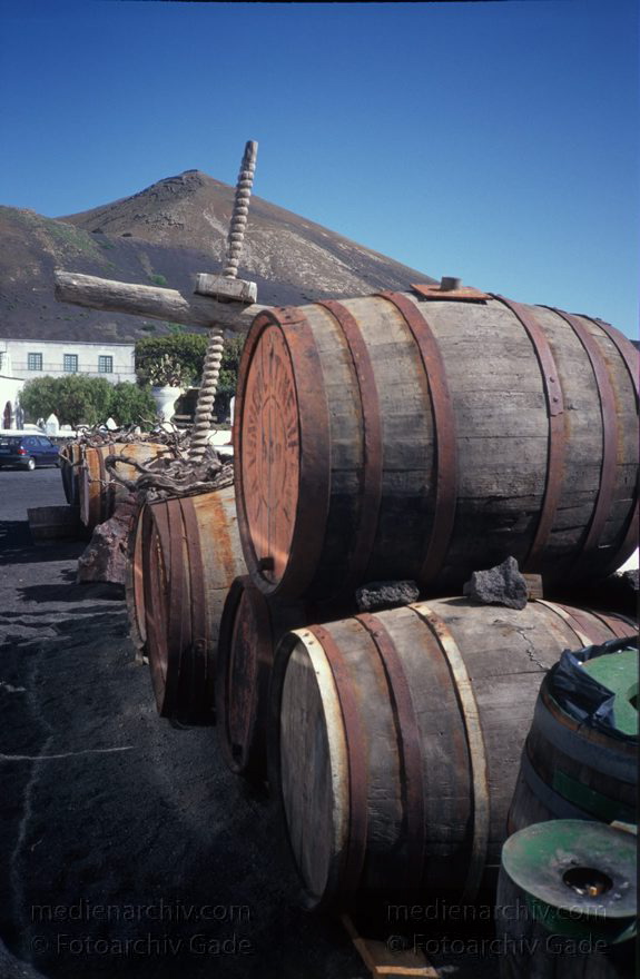 Lanzarote.  La Geria Weinanbaugebiet
März 1998. Spanien. Kanarische Inseln. Lanzarote.  La Geria Weinanbaugebiet. Weinfässer vor einer Bodega. - Spain. Canary Islands - España. Islas Canarias
Schlüsselwörter: 1993;Bodega;Canary Islands;España;Islas Canarias;Kanarische Inseln;La Geria;Lanzarote;Spain;Spanien;Weinbaugebiet;Weinfass;Weinfässer