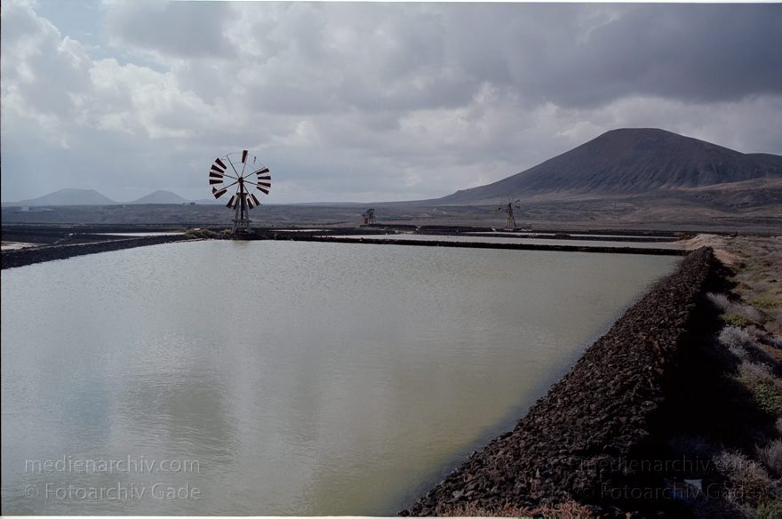Lanzarote. Saline in Los Cocoteros.  Meersalzgewinnung.
1993. Spanien. Kanarische Inseln. Lanzarote. Saline in Los Cocoteros. Meersalzgewinnung. - Spain. Canary Islands. España. Islas Canarias
Schlüsselwörter: 1993;Canary Islands;España;Islas Canarias;Kanarische Inseln;Lanzarote;Los Cocoteros;Meersalzgewinnung;Saline;Spain;Spanien