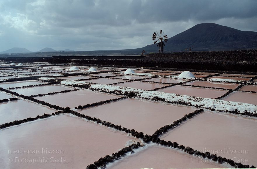 Lanzarote. Saline in Los Cocoteros.  Meersalzgewinnung.
1993. Spanien. Kanarische Inseln. Lanzarote. Saline in Los Cocoteros. Meersalzgewinnung. - Spain. Canary Islands. España. Islas Canarias
Schlüsselwörter: 1993;Canary Islands;España;Islas Canarias;Kanarische Inseln;Lanzarote;Los Cocoteros;Meersalzgewinnung;Saline;Spain;Spanien