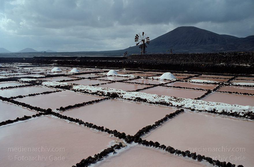 Lanzarote. Saline in Los Cocoteros.  Meersalzgewinnung.
1993. Spanien. Kanarische Inseln. Lanzarote. Saline in Los Cocoteros. Meersalzgewinnung. - Spain. Canary Islands. España. Islas Canarias
Schlüsselwörter: 1993;Canary Islands;España;Islas Canarias;Kanarische Inseln;Lanzarote;Los Cocoteros;Meersalzgewinnung;Saline;Spain;Spanien