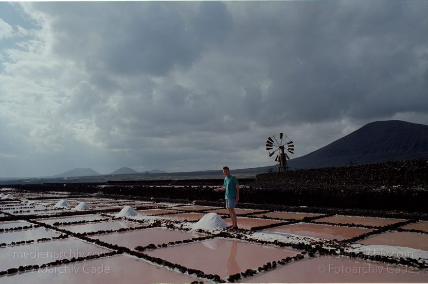 Lanzarote. Saline in Los Cocoteros.  Meersalzgewinnung.
1993. Spanien. Kanarische Inseln. Lanzarote. Saline in Los Cocoteros. Meersalzgewinnung. - Spain. Canary Islands. España. Islas Canarias
Schlüsselwörter: 1993;Canary Islands;España;Islas Canarias;Kanarische Inseln;Lanzarote;Los Cocoteros;Meersalzgewinnung;Saline;Spain;Spanien