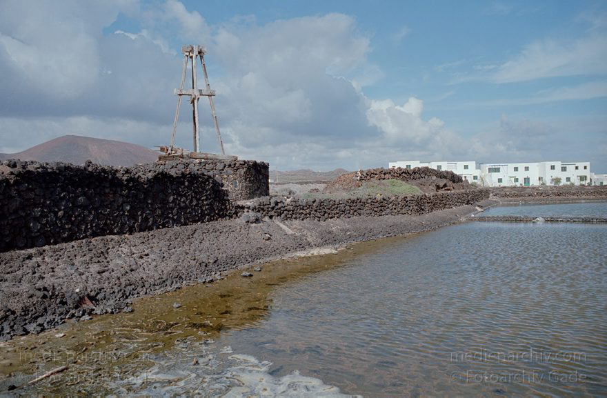 Lanzarote. Saline in Los Cocoteros.  Meersalzgewinnung.
1993. Spanien. Kanarische Inseln. Lanzarote. Saline in Los Cocoteros. Meersalzgewinnung. - Spain. Canary Islands. España. Islas Canarias
Schlüsselwörter: 1993;Canary Islands;España;Islas Canarias;Kanarische Inseln;Lanzarote;Los Cocoteros;Meersalzgewinnung;Saline;Spain;Spanien
