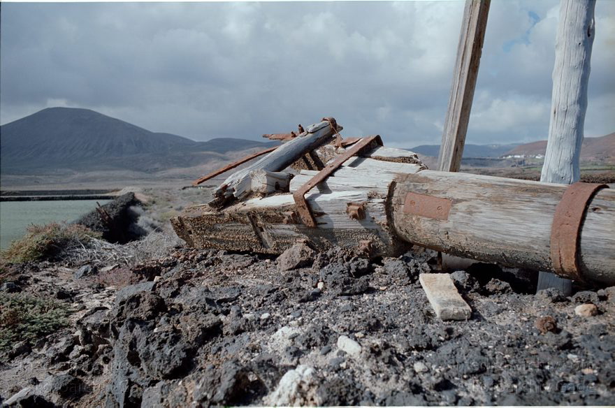 Lanzarote. Saline in Los Cocoteros.  Meersalzgewinnung.
1993. Spanien. Kanarische Inseln. Lanzarote. Saline in Los Cocoteros. Meersalzgewinnung. Reste von einer windangetriebenen Wasserpumpe - Spain. Canary Islands. España. Islas Canarias
Schlüsselwörter: 1993;Canary Islands;España;Islas Canarias;Kanarische Inseln;Lanzarote;Los Cocoteros;Meersalzgewinnung;Saline;Spain;Spanien