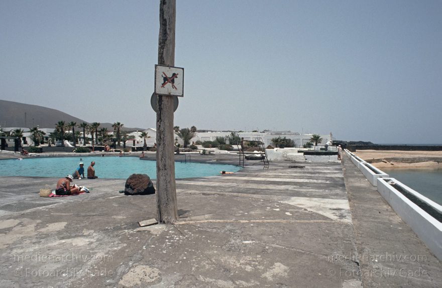 Lanzarote. Schwimmbad in Los Cocoteros.  Pool
Juni 1994. Spanien. Kanarische Inseln. Lanzarote. Schwimmbad in Los Cocoteros.  Pool
Schlüsselwörter: 1994;Canary Islands;España;Islas Canarias;Kanarische Inseln;Lanzarote;Los Cocoteros;Meersalzgewinnung;Saline;Schwimmbad;Spain;Spanien;Swimming Pool