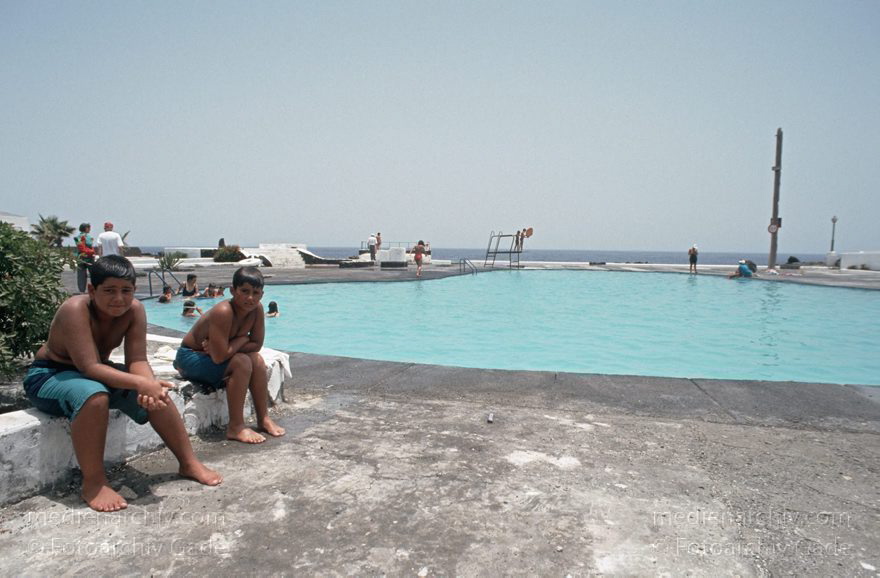 Lanzarote. Schwimmbad in Los Cocoteros.  Pool
Juni 1994. Spanien. Kanarische Inseln. Lanzarote. Schwimmbad in Los Cocoteros.  Pool
Schlüsselwörter: 1994;Canary Islands;España;Islas Canarias;Kanarische Inseln;Lanzarote;Los Cocoteros;Meersalzgewinnung;Saline;Schwimmbad;Spain;Spanien;Swimming Pool