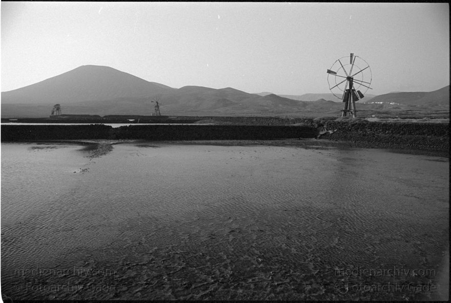 Lanzarote. Saline in Los Cocoteros.  Meersalzgewinnung.
November 1995. Spanien. Kanarische Inseln. Lanzarote. Saline in Los Cocoteros. Meersalzgewinnung. - Spain. Canary Islands. España. Islas Canarias
Schlüsselwörter: 1995;Canary Islands;España;Islas Canarias;Kanarische Inseln;Lanzarote;Los Cocoteros;Meersalzgewinnung;Saline;Spain;Spanien