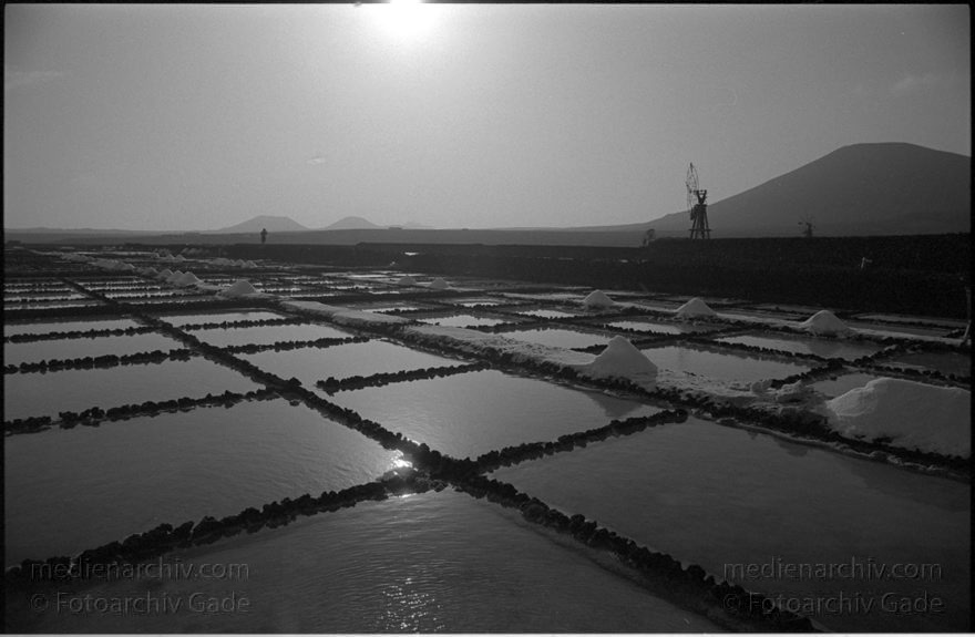 Lanzarote. Saline in Los Cocoteros.  Meersalzgewinnung.
November 1995. Spanien. Kanarische Inseln. Lanzarote. Saline in Los Cocoteros. Meersalzgewinnung. - Spain. Canary Islands. España. Islas Canarias
Schlüsselwörter: 1995;Canary Islands;España;Islas Canarias;Kanarische Inseln;Lanzarote;Los Cocoteros;Meersalzgewinnung;Saline;Spain;Spanien