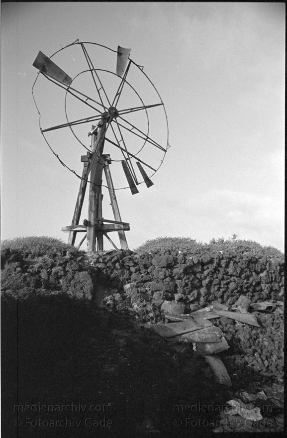 Lanzarote. Saline in Los Cocoteros.  Meersalzgewinnung.
Spanien. Kanarische Inseln. Lanzarote. Saline in Los Cocoteros. Meersalzgewinnung. Windmühle zum Pumpen des Meerwassers. - Spain. Canary Islands. España. Islas Canarias
Schlüsselwörter: 1995;Canary Islands;España;Islas Canarias;Kanarische Inseln;Lanzarote;Los Cocoteros;Meersalzgewinnung;Saline;Spain;Spanien;Windmühle