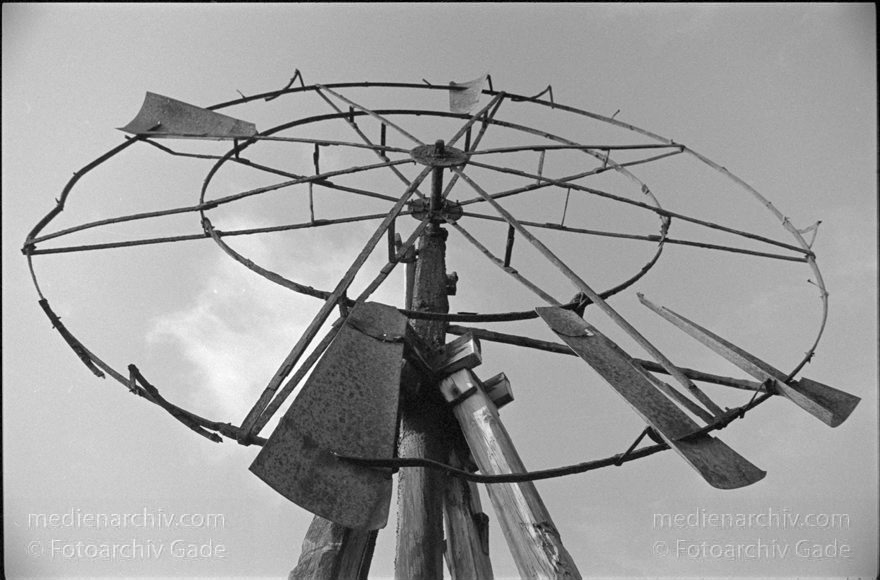 Lanzarote. Saline in Los Cocoteros.  Meersalzgewinnung.
Spanien. Kanarische Inseln. Lanzarote. Saline in Los Cocoteros. Meersalzgewinnung. Windmühle zum Pumpen des Meerwassers. - Spain. Canary Islands. España. Islas Canarias
Schlüsselwörter: 1995;Canary Islands;España;Islas Canarias;Kanarische Inseln;Lanzarote;Los Cocoteros;Meersalzgewinnung;Saline;Spain;Spanien;Windmühle