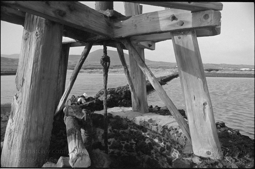 Lanzarote. Saline in Los Cocoteros.  Meersalzgewinnung.
Spanien. Kanarische Inseln. Lanzarote. Saline in Los Cocoteros. Meersalzgewinnung. Windmühle zum Pumpen des Meerwassers. - Spain. Canary Islands. España. Islas Canarias
Schlüsselwörter: 1995;Canary Islands;España;Islas Canarias;Kanarische Inseln;Lanzarote;Los Cocoteros;Meersalzgewinnung;Saline;Spain;Spanien;Windmühle