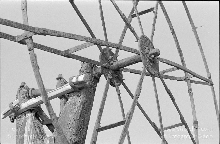 Lanzarote. Saline in Los Cocoteros.  Meersalzgewinnung.
Spanien. Kanarische Inseln. Lanzarote. Saline in Los Cocoteros. Meersalzgewinnung. Windmühle zum Pumpen des Meerwassers. - Spain. Canary Islands. España. Islas Canarias
Schlüsselwörter: 1995;Canary Islands;España;Islas Canarias;Kanarische Inseln;Lanzarote;Los Cocoteros;Meersalzgewinnung;Saline;Spain;Spanien;Windmühle