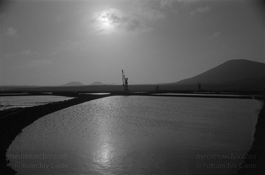 Lanzarote. Saline in Los Cocoteros.  Meersalzgewinnung.
November 1995. Spanien. Kanarische Inseln. Lanzarote. Saline in Los Cocoteros. Meersalzgewinnung. - Spain. Canary Islands. España. Islas Canarias
Schlüsselwörter: 1995;Canary Islands;España;Islas Canarias;Kanarische Inseln;Lanzarote;Los Cocoteros;Meersalzgewinnung;Saline;Spain;Spanien